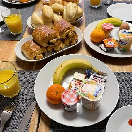 La Maison Charentonneau Bed & Breakfast 3*